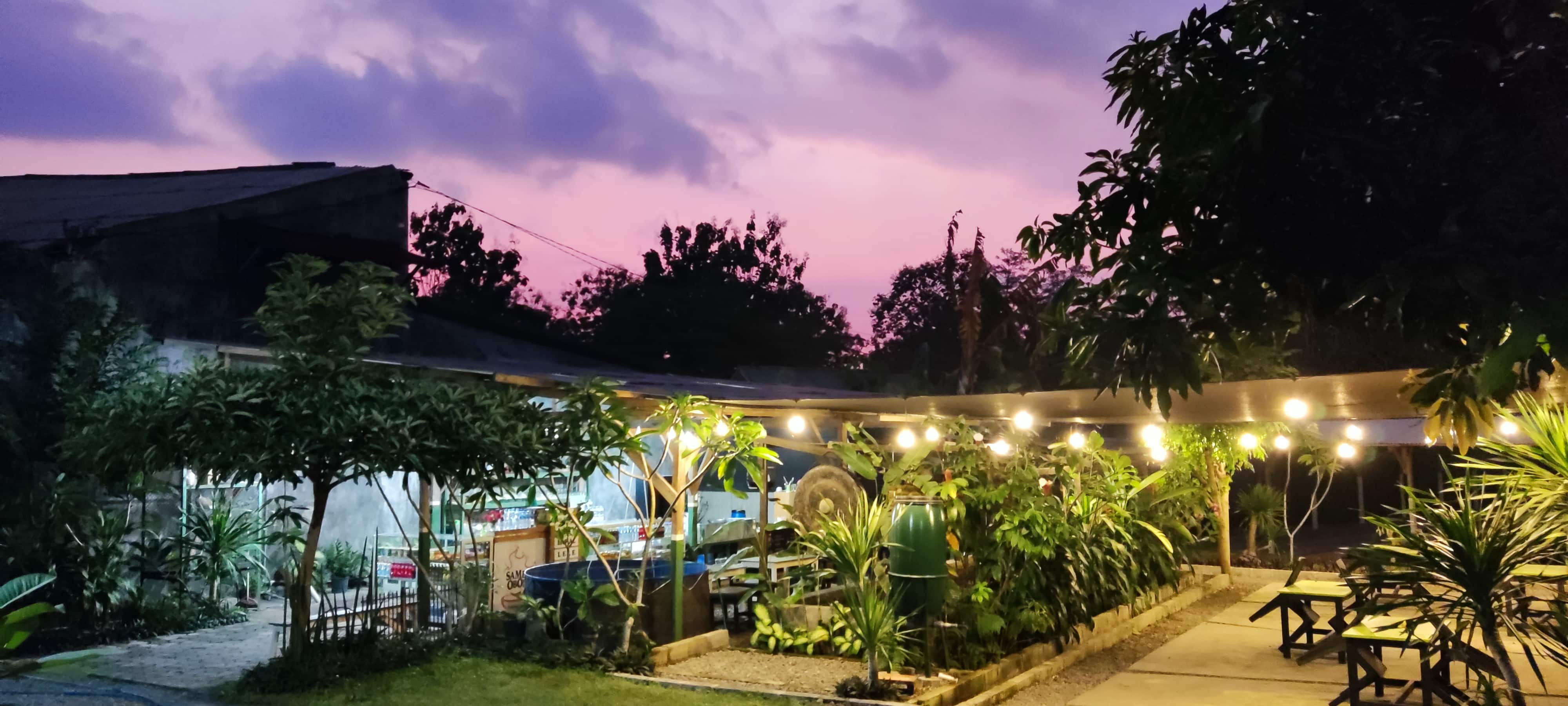 Warung Kopi Lembah Pucung Sore Hari