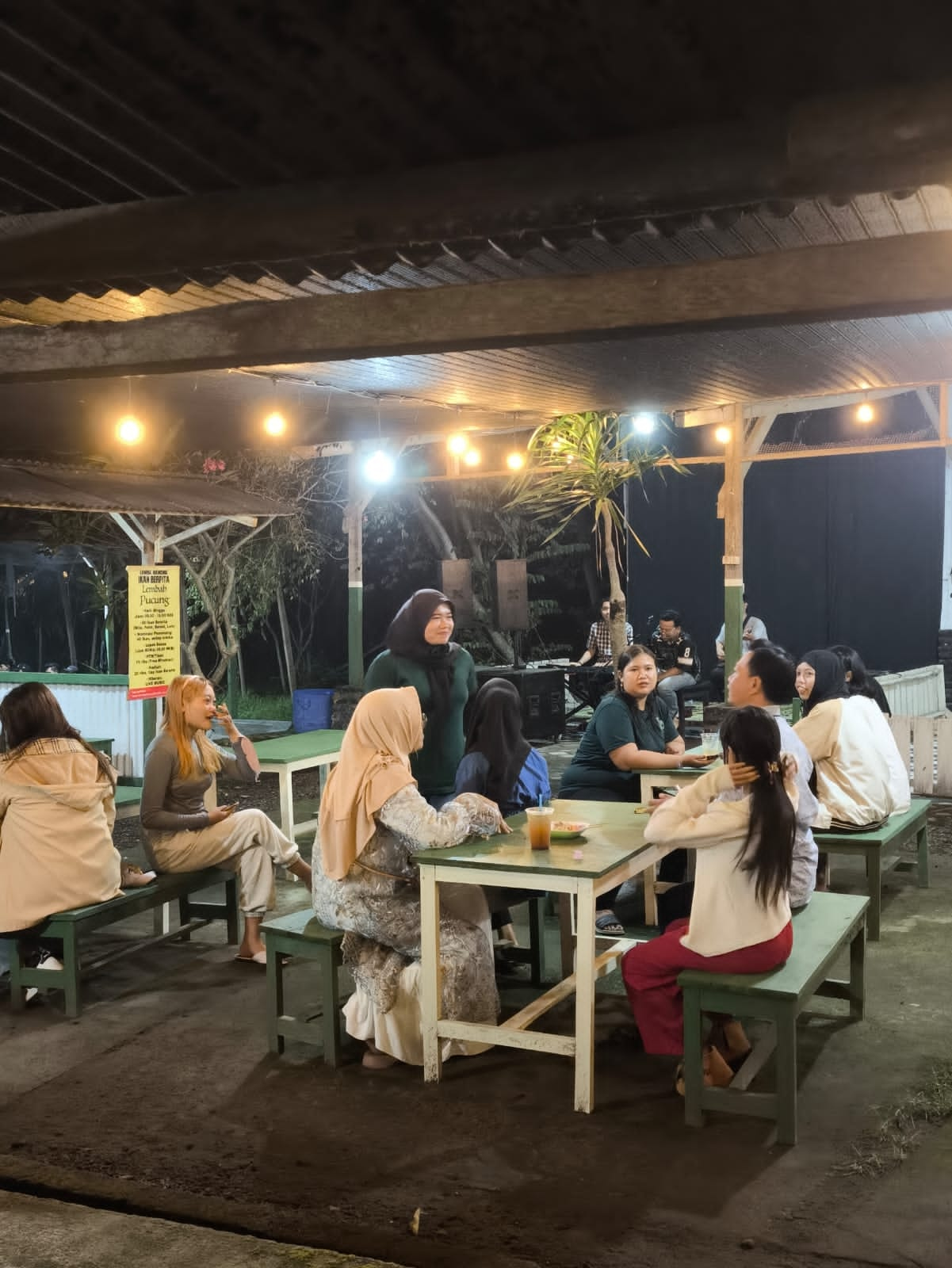 Kafe Lembah Pucung Malam Hari